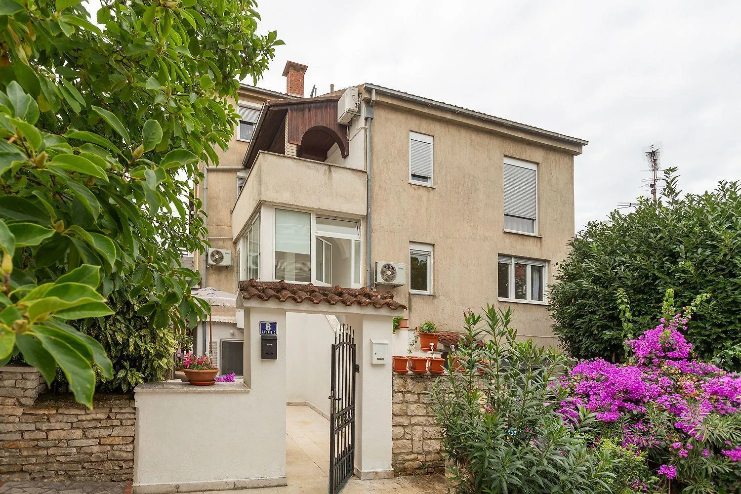 Modernes Apartment Nur 300 Meter Zum Strand Mit Terrasse, Privatparkplatz, Wifi 波雷奇 0*,  克罗地亚