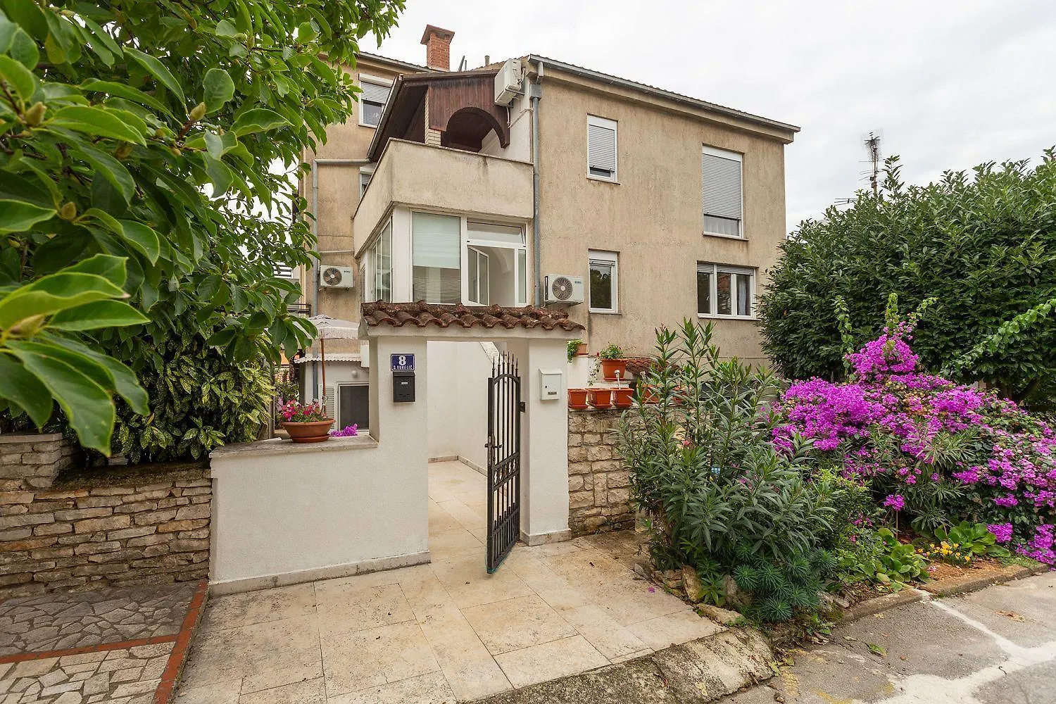 Modernes Apartment Nur 300 Meter Zum Strand Mit Terrasse, Privatparkplatz, Wifi Porec