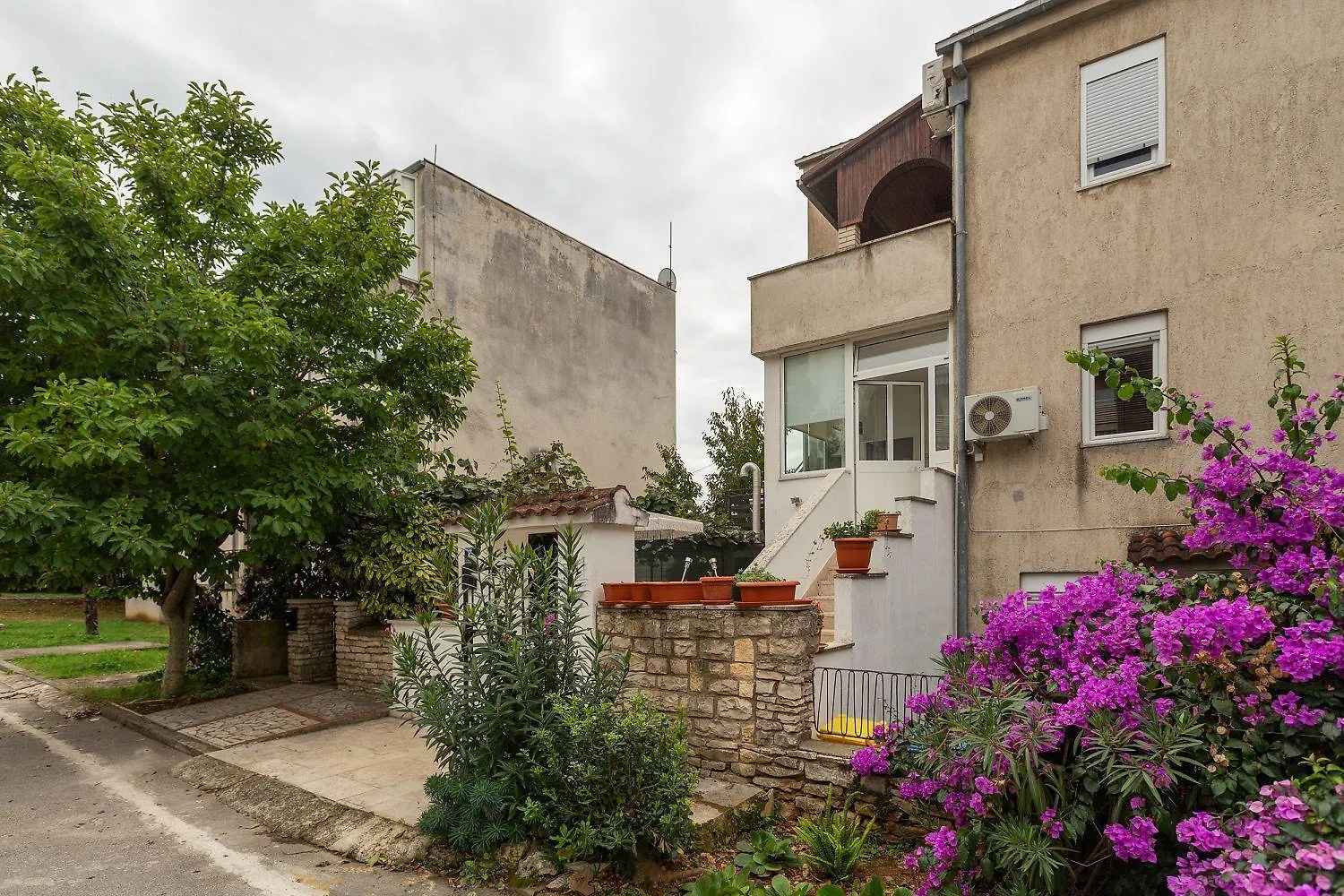Modernes Apartment Nur 300 Meter Zum Strand Mit Terrasse, Privatparkplatz, Wifi Porec